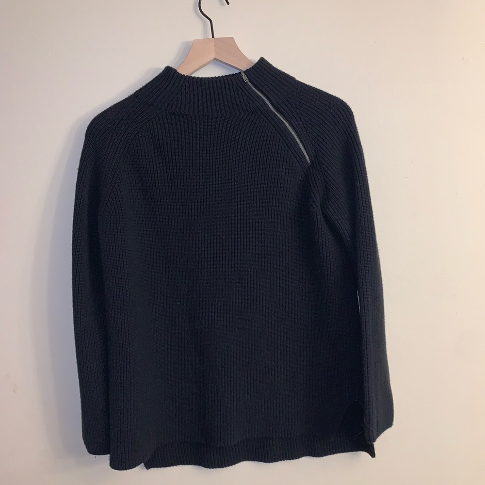 Black sweater with zip